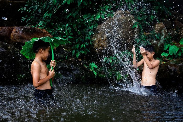 Giếng cổ là nơi tắm mát trong lành cho biết bao thế hệ tuổi thơ
