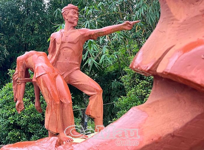Cụm tượng tái hiện cuộc quyết chiến đẫm máu, tinh thần bất khuất của gia đình Mười Chức trước sự áp bức, bóc lột của chính quyền thực dân và bè lũ tay sai.