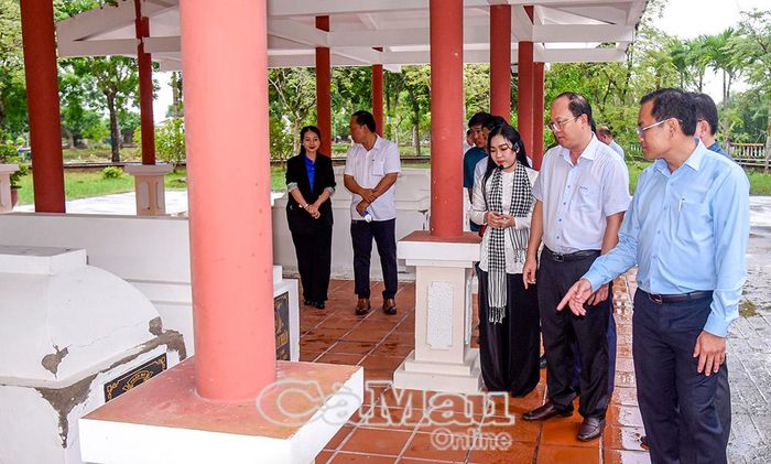 Bí thư Tỉnh ủy Nguyễn Hồ Hải (thứ 2 từ phải sang) tham quan Di tích Nọc Nạng.