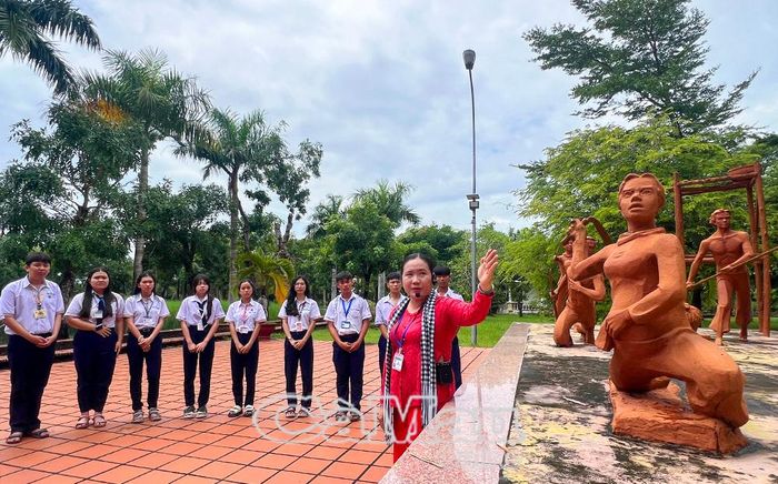 Học sinh Trường THPT Giá Rai tổ chức hoạt động giáo dục truyền thống lịch sử tại di tích.