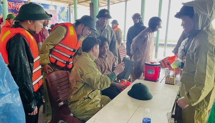 Lực lượng chức năng bàn bạc tìm các phương án ứng cứu đảm bảo an toàn nhất cho các thuyền viên trên tàu vận tải