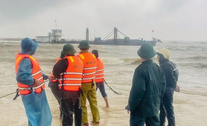 Lực lượng chức năng ứng cứu đưa các thuyền viên của tàu vận tải mắc cạn vào bờ
