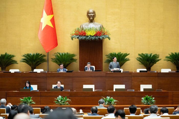 Phó Chủ tịch Quốc hội Nguyễn Khắc Định điều hành Phiên họp sáng 27/10.