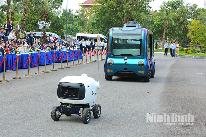Trình diễn các sản phẩm công nghệ tại lễ khai mạc.