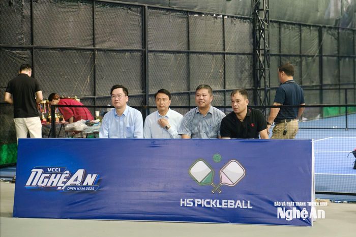 Đại diện sở VH-TT&amp;DL, Báo và phát thanh truyền hình Nghệ An theo dõi và cổ vũ cho các VĐV thi đấu. Ảnh : Thúy Mai