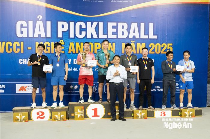 Trao thưởng nội dung hạng B2. Ảnh: Thúy Mai