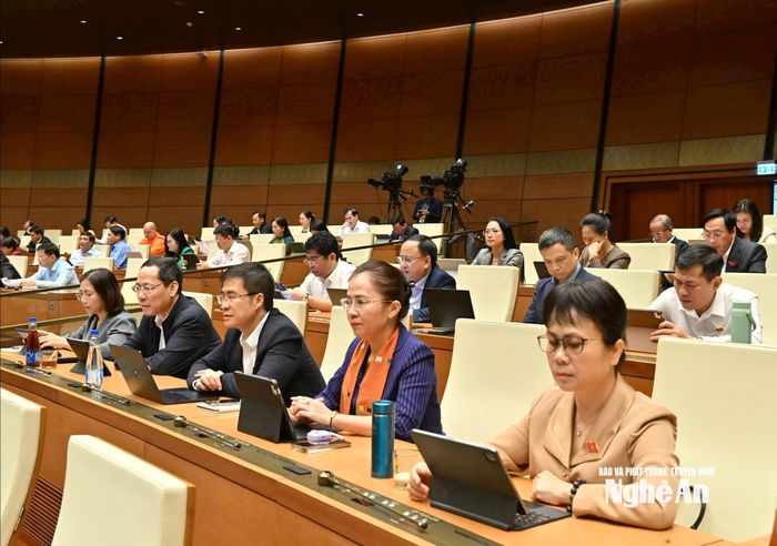 Đồng chí Võ Thị Minh Sinh - Phó Bí thư Tỉnh ủy, Chủ tịch Ủy ban MTTQ Việt Nam tỉnh, Trưởng Đoàn đại biểu Quốc hội tỉnh Nghệ An và các đại biểu dự họp tại Hội trường Diên Hồng sáng 27/10. Ảnh: Nam An