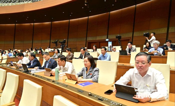 Các ĐBQH đoàn Nghệ An tại phiên làm việc sáng 27/10 tại Hội trường Diên Hồng, Nhà Quốc hội. Ảnh: Nam An