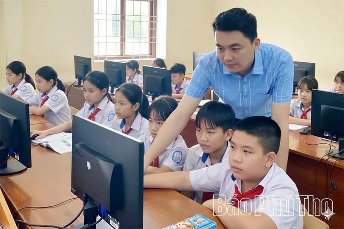 Thầy giáo Lê Quang Huy hướng dẫn cho học sinh khám phá môi trường học tập số