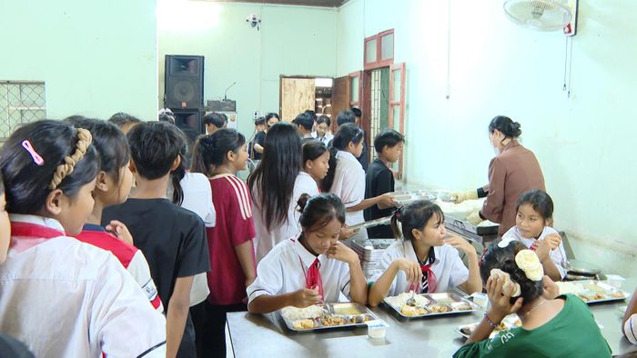 Giờ ăn trưa của học sinh Trường Phổ thông dân tộc nội trú Bố Trạch - Ảnh: N.T