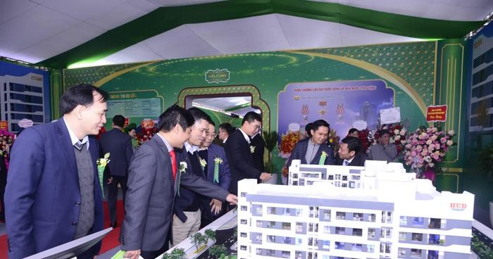 Nhà đầu tư tham khảo thông tin một dự án bất động sản ở Hà Nội. Ảnh: Phạm Hùng