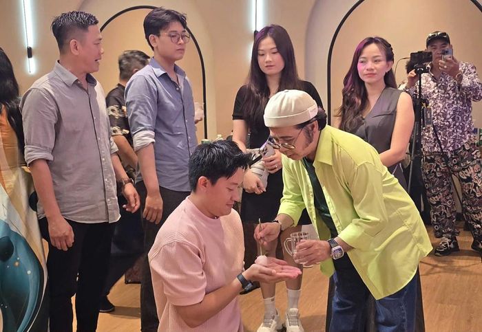 Bạch Long (đội nón) hướng dẫn học trò nghi thức cúng tổ