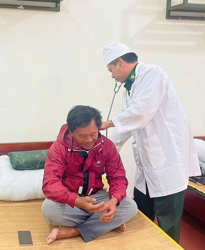 Cán bộ Quân y Đồn Biên phòng Nhật Lệ (Bộ đội Biên phòng Quảng Trị) thăm khám, chăm sóc y tế cho các thuyền viên tàu gặp nạn