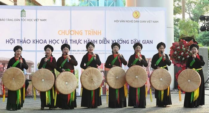 Các liền chị quan họ biểu diễn tại hội thảo