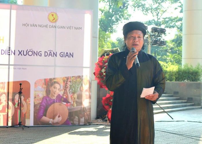 Nghệ nhân ưu tú Hoàng Bá Ngọc biểu diễn tại hội thảo khoa học và thực hành diễn xướng dân gian do Hội Văn nghệ Dân gian Việt Nam tổ chức