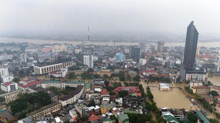 Lúc 17h ngày 27/10, mực nước trên sông Hương xấp xỉ đỉnh lũ năm 1999, khiến trung tâm thành phố Huế chìm trong biển nước - Ảnh: VGP/Lê Hoàng