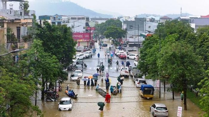 Người dân dùng thuyền để lưu thông - Ảnh: VGP/Lê Hoàng