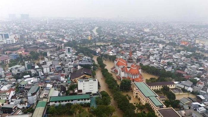 Nước lũ làm ngập khắp các tuyến phố, khu dân cư - Ảnh: VGP/Lê Hoàng