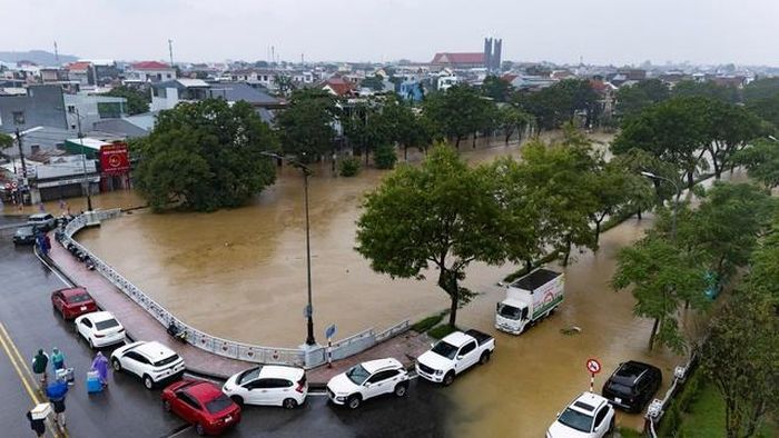 Người dân đưa xe ô tô lên khu vực cao để tránh lũ - Ảnh: VGP/Lê Hoàng