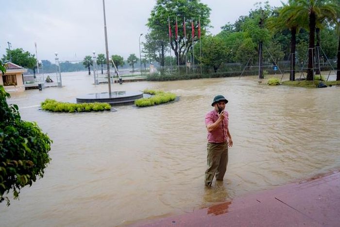Nước lũ tràn vào khu vực trước sân trụ sở UBND thành phố Huế - Ảnh: VGP/Lê Hoàng