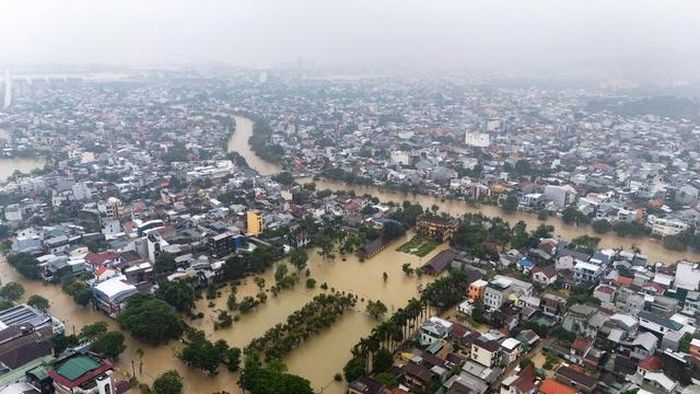 Hiện nay nước sông Hương duy trì ở mức cao trên báo động 3, tình trạng ngập lụt sẽ còn kéo dài tại thành phố Huế - Ảnh: VGP/Lê Hoàng