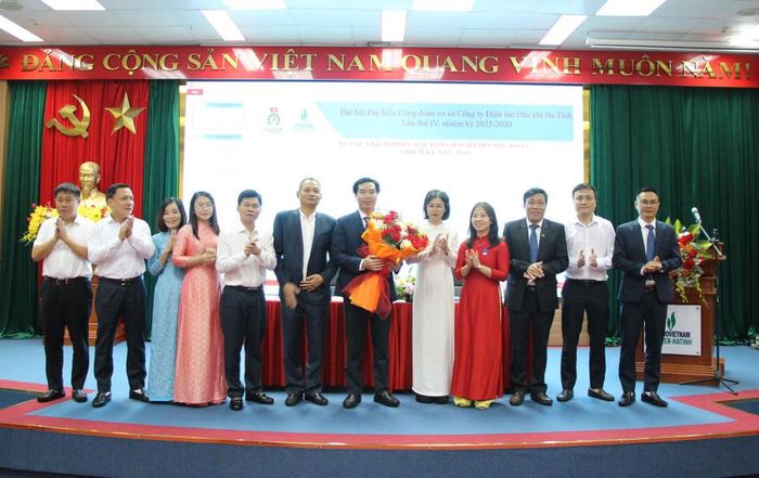  BCH Công đoàn nhiệm kỳ mới ra mắt tại Đại hội. 