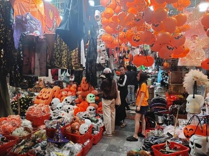 Khách hàng ghé chọn đồ hóa trang sớm, nhiều cửa hàng cho biết sức mua đang tăng dần những ngày cận lễ Halloween. (Ảnh: Khánh Linh)