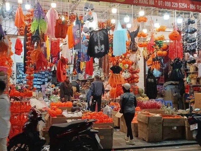 Khách hàng ghé chọn đồ hóa trang sớm, nhiều cửa hàng cho biết sức mua đang tăng dần những ngày cận lễ Halloween. (Ảnh: Khánh Linh)