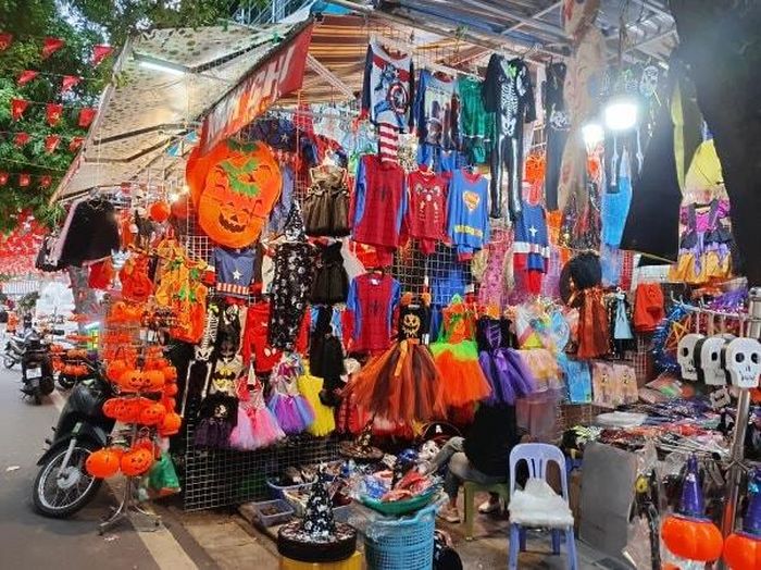 Trang phục hóa trang dành cho trẻ được bày bán với nhiều mẫu mã hoạt hình. Giá bán lẻ dao động 120.000 - 300.000 đồng/bộ tùy chất liệu và phụ kiện đi kèm. (Ảnh: Khánh Linh)