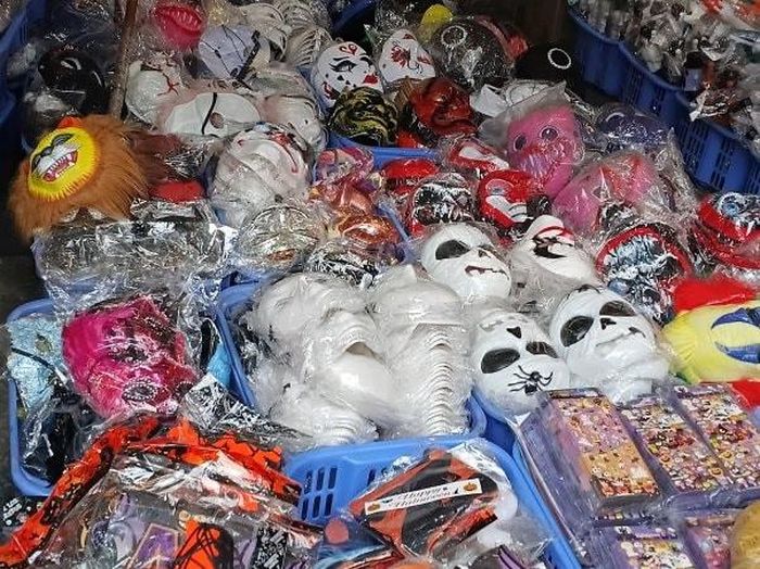 Mặt nạ nhựa được cho là mặt hàng bán chạy nhất mùa Halloween, với đủ hình dạng từ đáng sợ đến ngộ nghĩnh với giá dao động từ 30.000 - 70.000 đồng/chiếc, thu hút nhiều khách lựa chọn làm điểm nhấn cho trang phục hóa trang. (Ảnh: Khánh Linh)