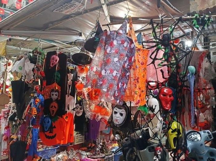 “Các mặt hàng vẫn nhập từ Quảng Châu (Trung Quốc) nhưng năm nay mình nhập thêm đồ handmade trong nước vì khách thích mẫu độc lạ. Khách chủ yếu đặt online trước, khách sỉ tăng khoảng 15% so với năm trước nhằm phục vụ nhu cầu trang trí sớm quán cafe và công ty”, chị Thư - tiểu thương tại 53 Hàng Mã chia sẻ.