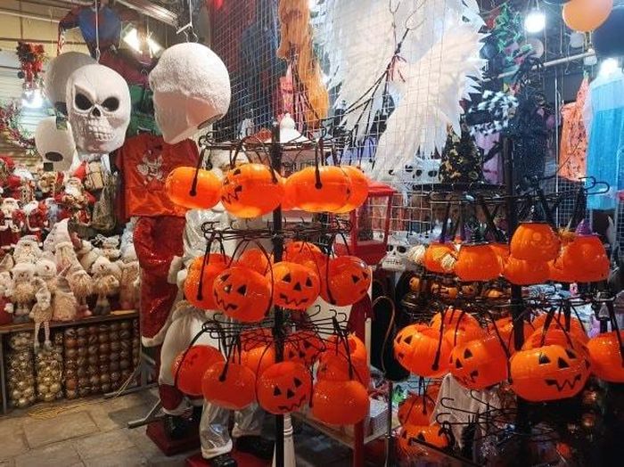 Giỏ bí ngô - mặt hàng “đắt khách” vì dễ mua, dễ phối đồ được các tiểu thương nhập về số lượng lớn, bán với giá từ 30.000 đến 150.000 đồng/chiếc tùy kích cỡ. (Ảnh: Khánh Linh)