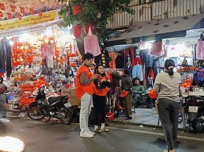 Giới trẻ ưa chuộng những bộ đồ hóa trang bắt mắt để chụp ảnh, không nhất thiết phải hóa trang đáng sợ. (Ảnh: Khánh Linh)
