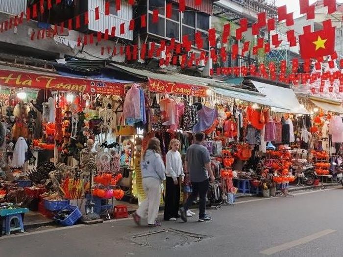 Du khách quốc tế trải nghiệm không khí lễ hội Halloween giữa lòng phố cổ Hà Nội. (Ảnh: Khánh Linh)