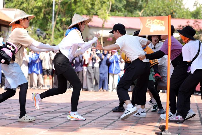 Trò chơi 'Rồng rắn lên mây'.