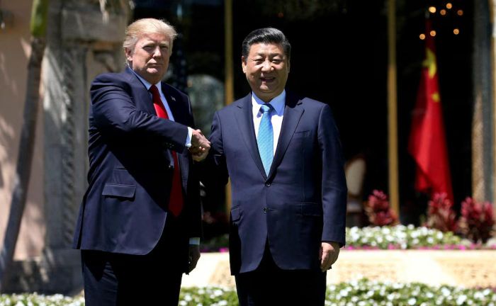 Tổng thống Mỹ Donald Trump (trái) và Chủ tịch Trung Quốc Tập Cận Bình tại khu nghỉ dưỡng Mar-a-Lago sau cuộc gặp song phương ở Palm Beach, Florida, Mỹ ngày 7/4/2017. Ảnh: REUTERS