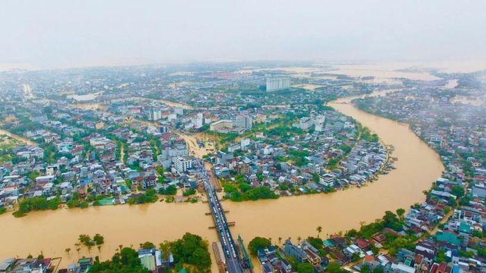  Mưa lớn khiến nước trên các sông dâng cao. Sông Hương tại trạm Kim Long đạt 4,3 m, trên báo động III là là 0,8 m (báo động III là 3,5 m); Sông Bồ tại trạm Phú Ốc đạt 4,96 m trên báo động III là 0,46 m (báo động III là 4,5 m). 