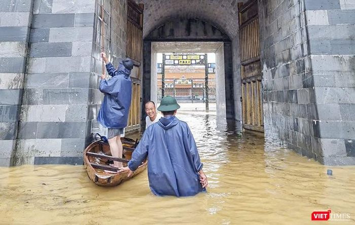  Mặc dù nước ngập trên diện địa bàn di tích nhưng Trung tâm đã chủ động phương án phòng chống, nên đến thời điểm hiện tại chưa có thiệt hại lớn xảy ra. Thống kê sơ bộ có khoảng 10 m tại đoạn kè hồ ở lăng Tự Đức bị sạt lở; hệ thống cột gỗ ở Trường lang Đại Cung Môn bị ngâm nước. 