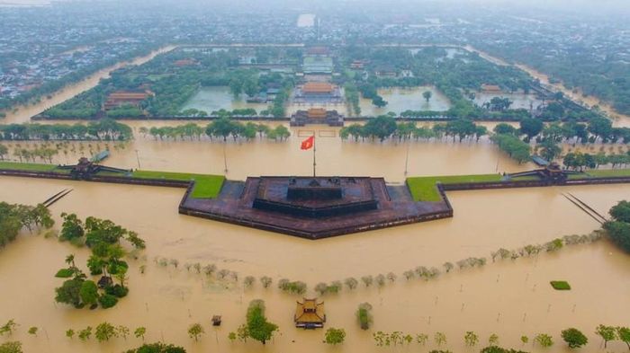  Sông Hương trên báo động 3 khoảng 1,5 m, gây ngập lụt diện rộng. 