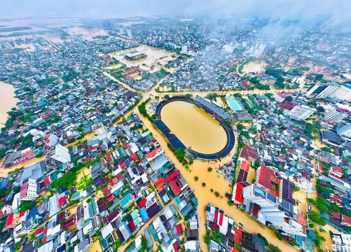  Ban Chỉ huy phòng thủ dân sự thành phố Huế cho biết do ảnh hưởng của không khí lạnh, trên địa bàn TP Huế đã có mưa to đến rất to. 
