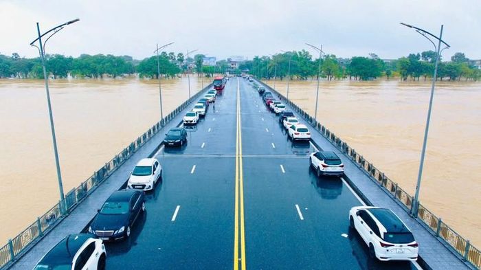  Các tuyến giao thông quốc lộ, tỉnh lộ bị ngập lụt sâu, giao thông bị chia cắt. 