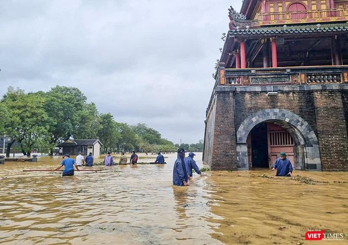  Lực lượng cán bộ Trung tâm Bảo tồn di tích Cố đô Huế nỗ lực khắc phục mưa lũ khi nước bắt đầu rút dần. 