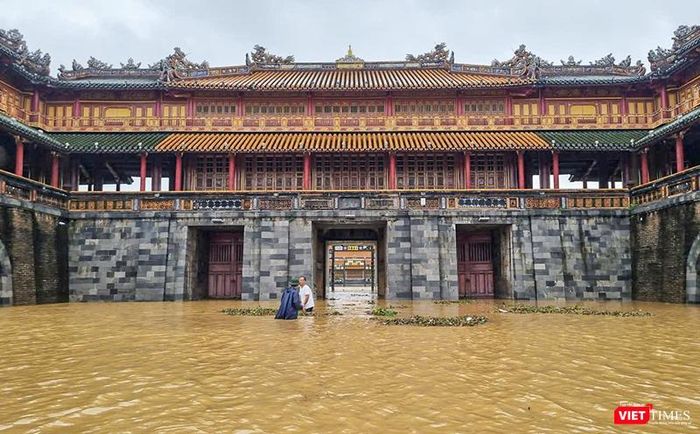  "Để đảm bảo an toàn, các điểm di tích đã ngừng đón khách từ 26/10 để đảm bảo an toàn. Các điểm đều chuẩn bị từ trước về ứng trực, kê dọn đảm bảo an toàn, vật dụng thức ăn, nước uống... theo phương án "4 tại chỗ", ông Trung cho hay. Trong ảnh: Ngọ Môn ngập sâu trong nước. 