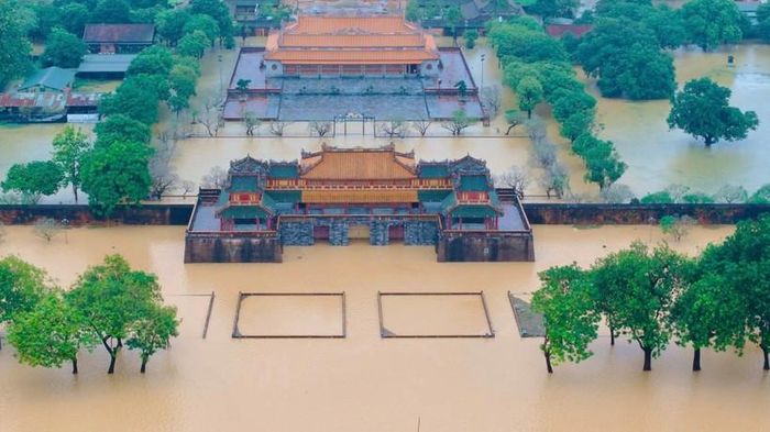  Sáng 28/10, ông Hoàng Việt Trung, Giám đốc Trung tâm Bảo tồn di tích Cố đô Huế cho biết đợt lụt năm nay ở mức rất cao. 