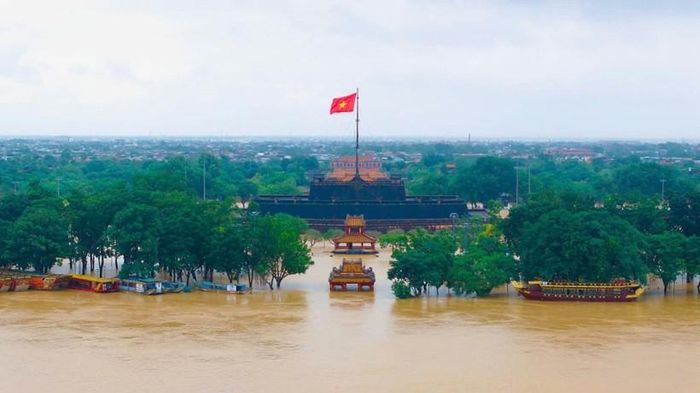 Nước lũ dâng cao gây ngập sâu đại nội kinh thành Huế 