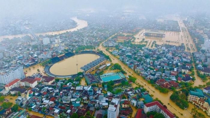  Nước sông dâng cao khiến 32 xã phường của TP Huế ngập sâu trong nước từ 0,5-2 m 