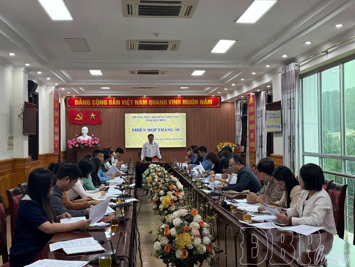 Chủ tịch HĐND tỉnh Lò Văn Phương chủ trì phiên họp.