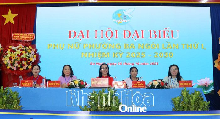 Đoàn Chủ tịch điều hành đại hội.