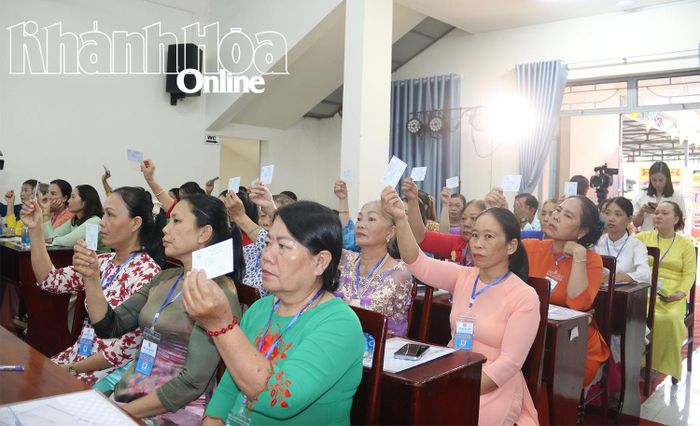 Các đại biểu biểu quyết thông qua báo cáo thẩm tra tư cách đại biểu dự đại hội.