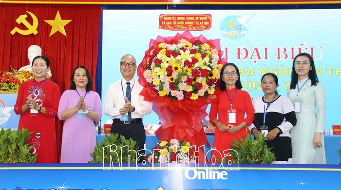 Lãnh đạo phường Ba Ngòi tặng hoa chúc mừng đại hội.